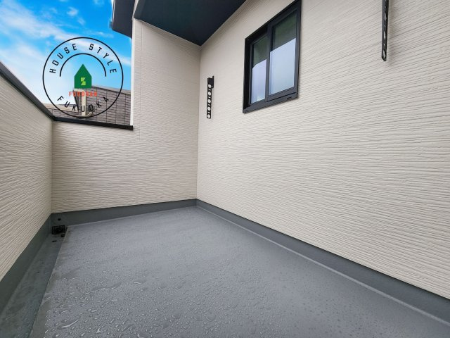 古賀市花見南2丁目第5-2棟(2号棟）のバルコニー|風をしっかりと感じられるバルコニーでは、毎日が洗濯日和です。広々としているので洗濯も楽しくなるでしょうし、気分転換にバルコニーからの眺めを楽しむのもいいでしょう。