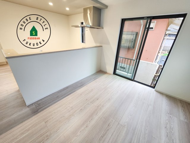 古賀市花見南2丁目第5-2棟(2号棟）のダイニング|キッチンから立ち込める香りが今日の料理を期待させます。