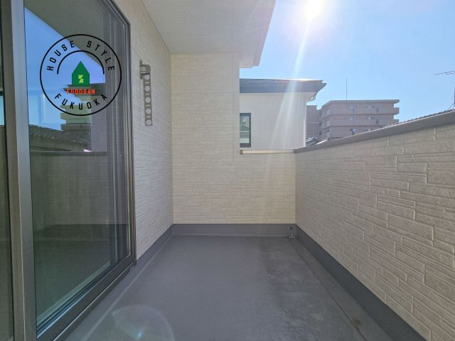 古賀市天神4丁目第2-2棟(2号棟）のバルコニー|風をしっかりと感じられるバルコニーでは、毎日が洗濯日和です。広々としているので洗濯も楽しくなるでしょうし、気分転換にバルコニーからの眺めを楽しむのもいいでしょう。