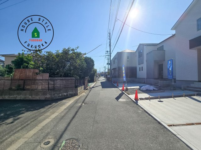 古賀市天神4丁目第2-2棟(2号棟）の前面道路含む現地写真|前面道路は閑静な住宅地をはしる車通りの少ない道路。お車の出し入れが苦手なママや小さなお子様にも安心ですね。しっかり舗装もされているので、ベビーカーや自転車で通っても快適に通行できます。