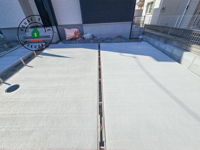 古賀市天神4丁目第2-2棟(2号棟）の駐車場|広々した駐車場になります。3台並列駐車となります。