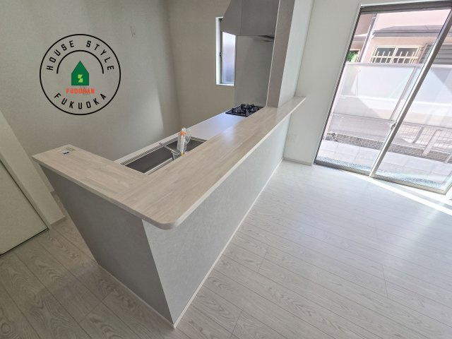 古賀市天神4丁目第2-2棟(2号棟）のダイニング|キッチンから立ち込める香りが今日の料理を期待させます。