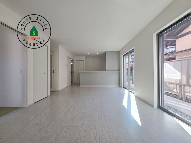 古賀市天神4丁目第2-2棟(2号棟）の居間・リビング|ご家族を近くに感じられる対面キッチンのLDK。会話もはずみそうですね。