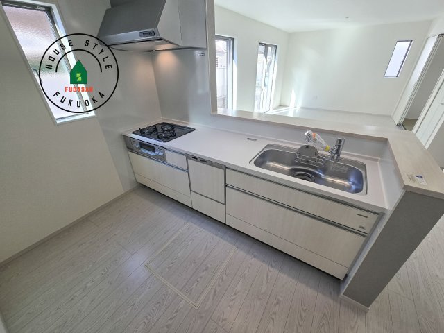 古賀市天神4丁目第2-2棟(2号棟）のキッチン|ダイニングテーブルへの配膳がラクラク、お料理はかどるカウンター付きシステムキッチン！