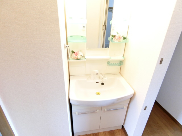 グランシャリオB棟の独立洗面台|同物件別部屋イメージ写真