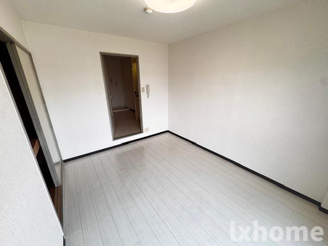 中村10番館の寝室|落ち着いた色調の寝室です