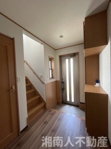 平塚市大神４丁目　戸建の玄関|明るい玄関です