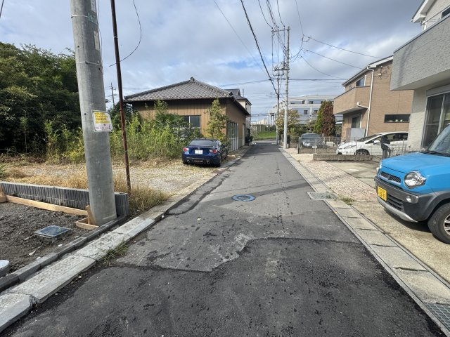 松戸市栗山新築戸建（矢切32期2-1）の前面道路含む現地写真|西側前面道路