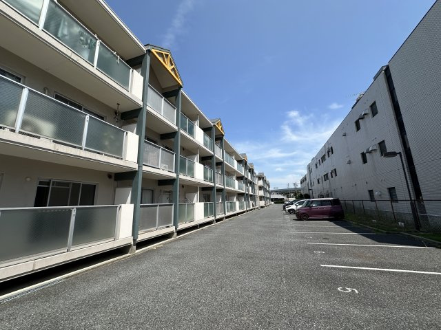 平成10年ＲＣ造・検済有・ファミリー45戸１棟マンションの駐車場|RCならではの重厚な外観で７００坪以上の敷地を誇ります。