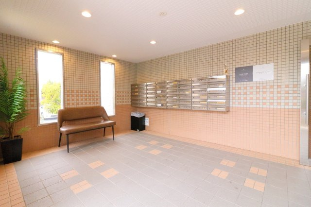 平成10年ＲＣ造・検済有・ファミリー45戸１棟マンションのエントランス