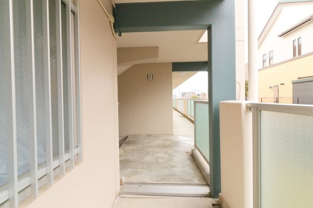 平成10年ＲＣ造・検済有・ファミリー45戸１棟マンションのエントランス