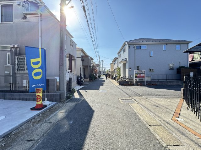 松戸市竹ヶ花西町新築戸建【北部小学校：4分】の前面道路含む現地写真|西側前面道路