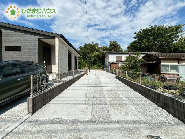 熊谷市大原　第6期　新築一戸建て　ワイウッドコート　02の駐車場|カースペース2台分あるので、急な来客時にも安心ですね！