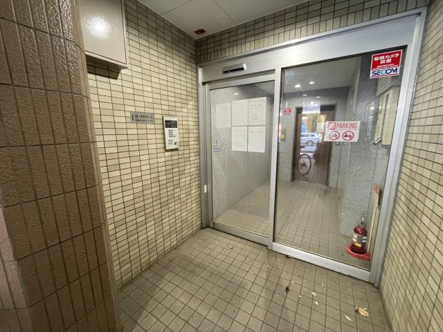 M.ONEビルのエントランス