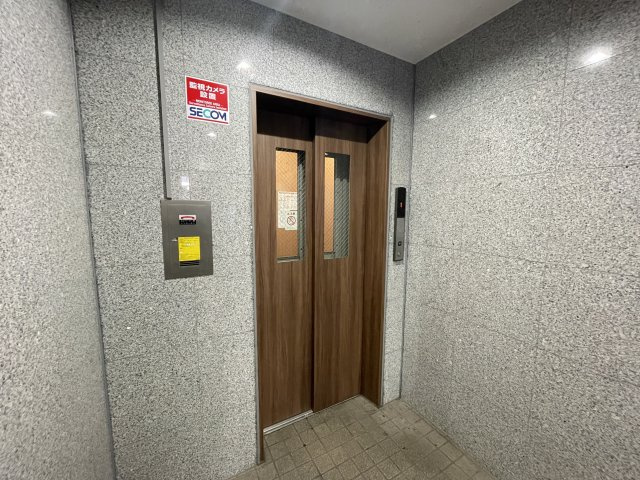 M.ONEビルのエントランス