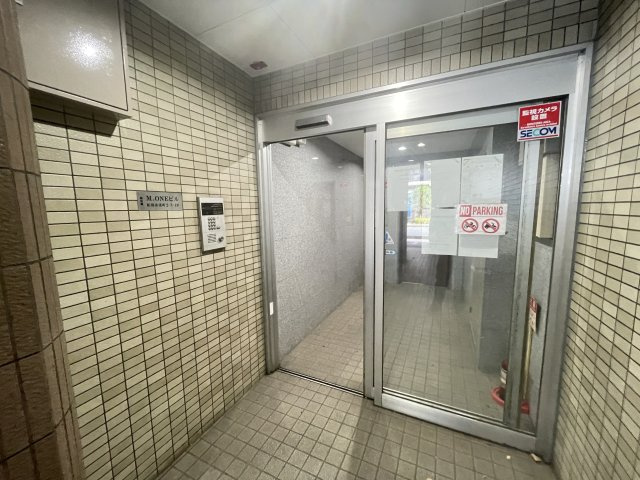 M.ONEビルのエントランス