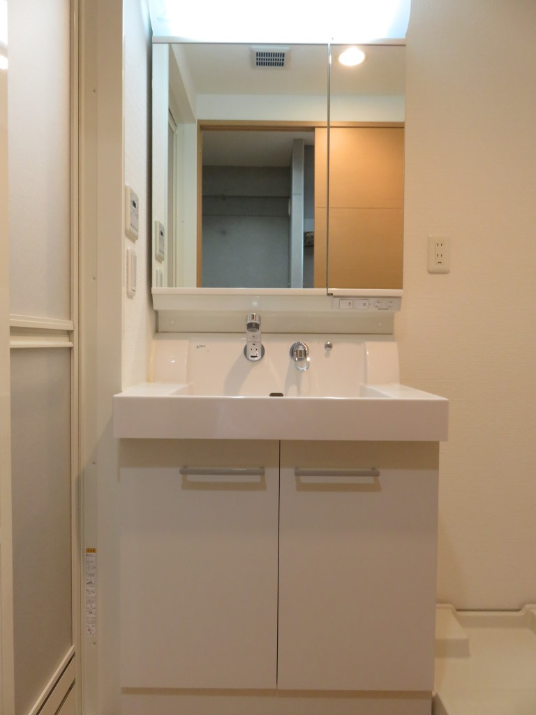 ピアッツァレント奈良医大前の洗面所|収納付き洗面化粧台