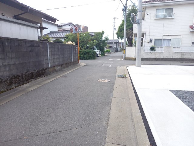 元吉田町2235番の前面道路含む現地写真|前面道路含む現地写真です