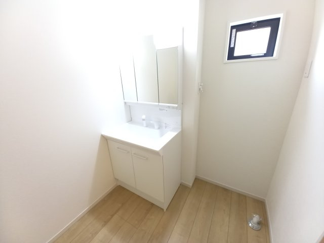 水戸市元吉田町　3期の独立洗面台|ゆったりとした洗面スペース！一日を始める朝も素顔に戻る夜も気持ちのいい洗面室から！