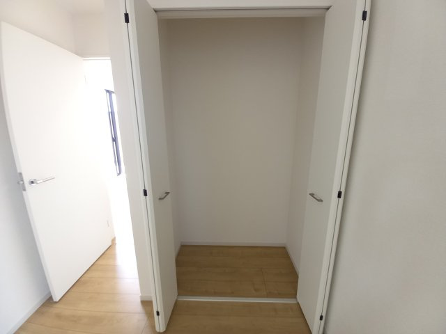 水戸市元吉田町　3期の収納|クローゼット内にキャストなどを置いていただき、スペースの有効活用を！