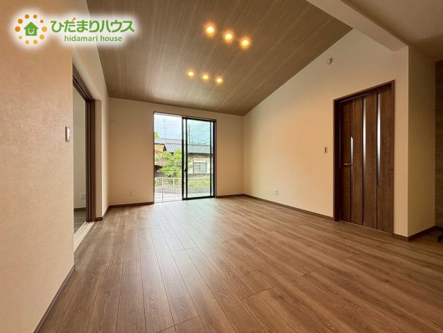 熊谷市大原　第6期　新築一戸建て　ワイウッドコート　01の居間・リビング|日当たり、風通しが良く、自然とリビングに集まりたくなるような空間です(*^-^*)							
