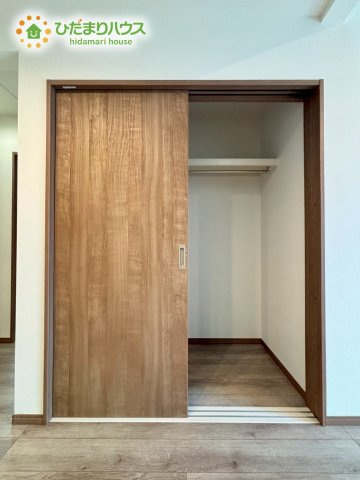 熊谷市大原　第6期　新築一戸建て　ワイウッドコート　01の収納|リビングの一角にある物入は、お掃除道具や買い溜めしたい日用品を収納するのに便利です！