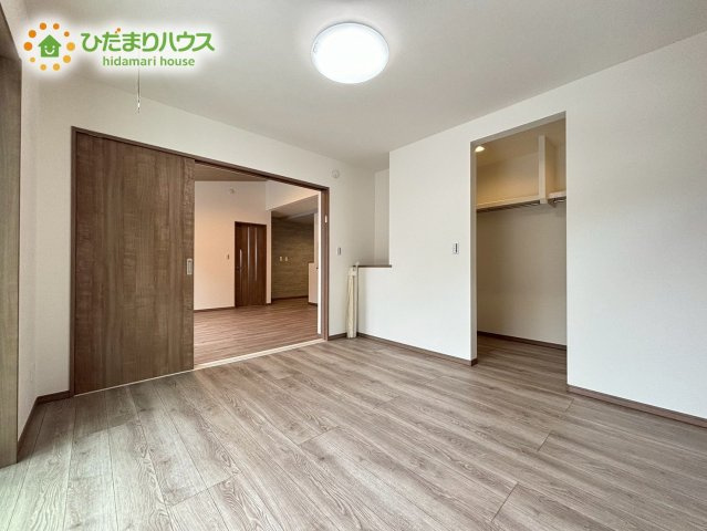 熊谷市大原　第6期　新築一戸建て　ワイウッドコート　01の内装|扉を開ければ大空間を演出できます！