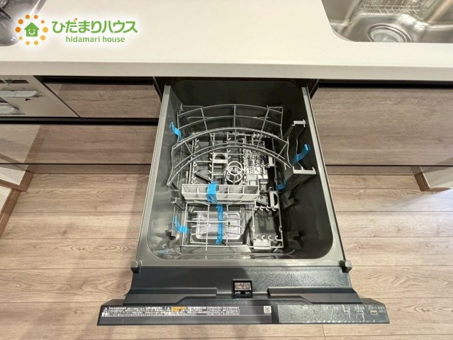 熊谷市大原　第6期　新築一戸建て　ワイウッドコート　01の設備|食洗器は水の使用量が少なく、環境に優しい選択です。
エコな生活をサポートします。