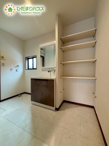 熊谷市大原　第6期　新築一戸建て　ワイウッドコート　01の脱衣所|ゆったりとした洗面所には物入れを完備！
タオルや洗剤をしまえます(^^)/