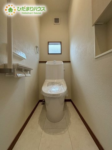 熊谷市大原　第6期　新築一戸建て　ワイウッドコート　01のトイレ|小窓が付いているので、トイレも明るい空間になっております♪	