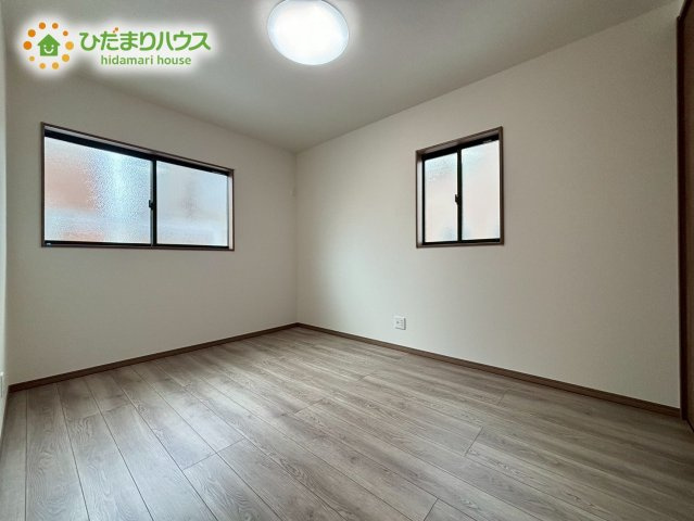 熊谷市大原　第6期　新築一戸建て　ワイウッドコート　01の内装|2面採光の明るい洋室です☆彡
