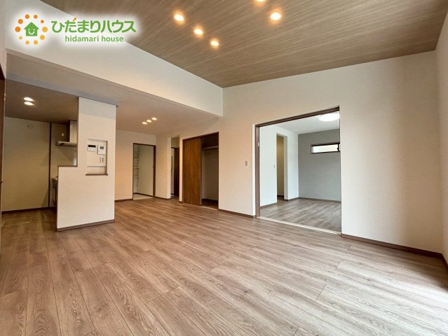 熊谷市大原　第6期　新築一戸建て　ワイウッドコート　01の居間・リビング|ゆとりのある広さのLDKは17帖！
勾配天井を採用しているので明るく開放感があります☆彡