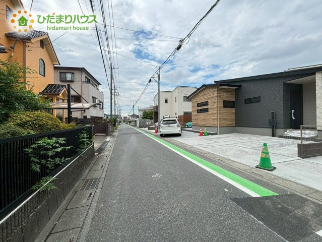 熊谷市大原　第6期　新築一戸建て　ワイウッドコート　01の前面道路含む現地写真|小・中学校徒歩10分圏内でお子様の通学も安心！！
