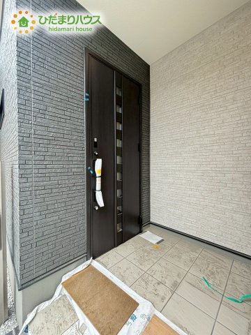 熊谷市大原　第6期　新築一戸建て　ワイウッドコート　01の玄関|玄関ポーチがあるので、宅配や来訪者の応対がスムーズにできます！