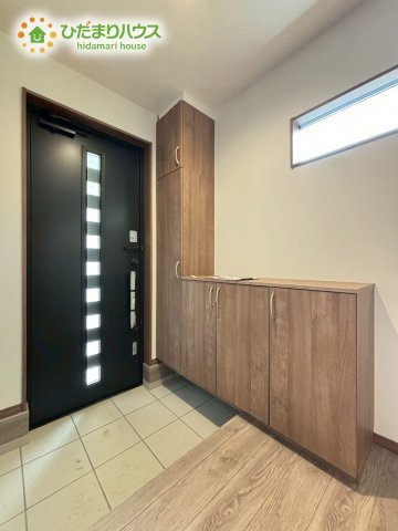 熊谷市大原　第6期　新築一戸建て　ワイウッドコート　01の玄関|玄関がひろいので親子で並んで仲良く靴が履けますね！