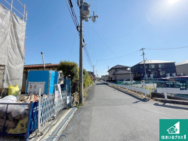 近江八幡市鷹飼町　第2期　新築一戸建ての前面道路含む現地写真|周辺は落ち着いた街並みの住宅地！子育てがしやすい住環境です！まだ未完成ですが、現地でしかわからない事もございます。是非一度ご覧ください。