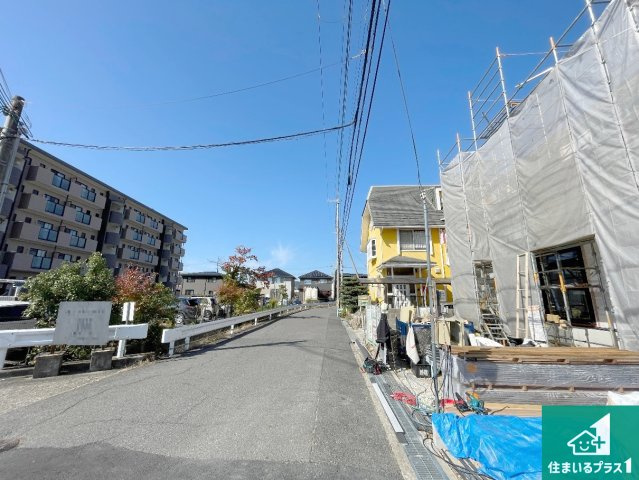 近江八幡市鷹飼町　第2期　新築一戸建ての前面道路含む現地写真|周辺は落ち着いた街並みの住宅地！子育てがしやすい住環境です！まだ未完成ですが、現地でしかわからない事もございます。是非一度ご覧ください。