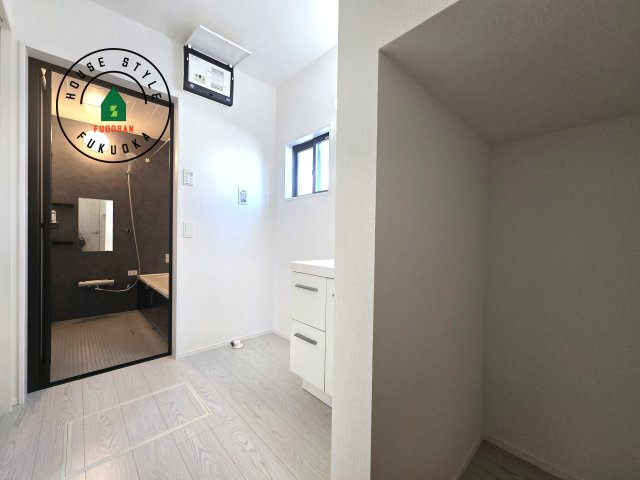 福津市津屋崎8丁目第1-3棟(3号棟）の内観：施工例|ゆとりの洗面スペースで朝の身支度もスムーズに。暮らしを快適に変えるシャワー付洗面台です！