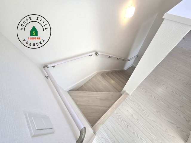 福津市津屋崎8丁目第1-3棟(3号棟）の内観：施工例|階段からも明るい光が入ります。採光や通風も階段の重要な役割です。