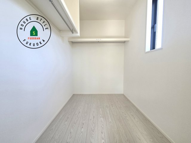 福津市津屋崎8丁目第1-3棟(3号棟）の内観：施工例|洋服や大きな荷物が多い方や人数の多いご家族などは、一般的なクローゼットよりもウォークインクローゼットのほうが使い勝手が良いです。