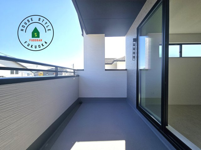 福津市津屋崎8丁目第1-3棟(3号棟）の外観：施工例|風をしっかりと感じられるバルコニーでは、毎日が洗濯日和です。広々としているので洗濯も楽しくなるでしょうし、気分転換にバルコニーからの眺めを楽しむのもいいでしょう。