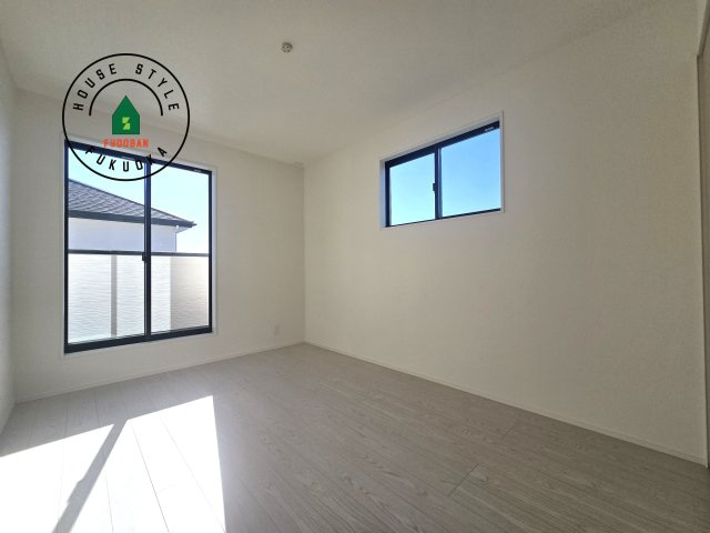 福津市津屋崎8丁目第1-3棟(3号棟）の内観：施工例|柔らかい陽光が差し込む明るいお部屋を演出する設計。彩光の取れる窓が気持ちの良いお部屋を創り上げます。