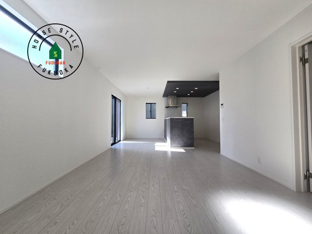 福津市津屋崎8丁目第1-3棟(3号棟）の内観：施工例|ご家族を近くに感じられる対面キッチンのLDK。会話もはずみそうですね。