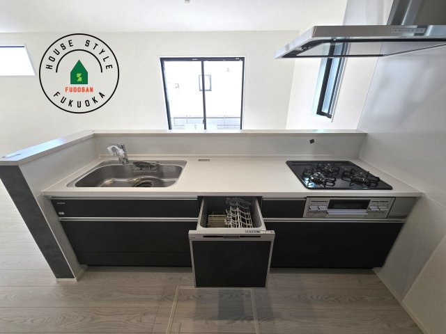 福津市津屋崎8丁目第1-3棟(3号棟）の内観：施工例|キッチン。グリル・食器洗い乾燥機・浄水器も完備。