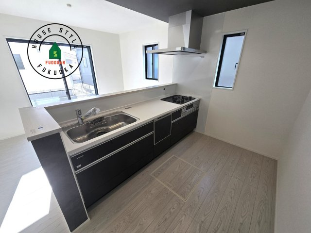 福津市津屋崎8丁目第1-3棟(3号棟）の内観：施工例|ダイニングテーブルへの配膳がラクラク、お料理はかどるカウンター付きシステムキッチン！