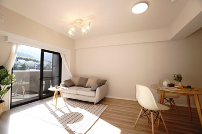 【居間・リビング】 | 【上質リノベ】フローレンス海田月見町 | 【約13.3帖LDK】
デザインリフォームされた室内は
良い雰囲気になっております。
リノベーションで付加価値をプラスし、
ただの『住まい』ではなく『癒しのある空間』
に仕上がっております♪