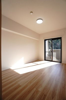 【洋室】 | 【上質リノベ】フローレンス海田月見町 | 【東側洋室約6.0帖】
心と体をゆったりと安らげる主寝室。
寝室のゆとりが大きい分だけ、
暮らしの安らぎは深まります。
一日の疲れを癒すだけでなく、
ご夫婦の親密な語らいを紡ぎ出します。