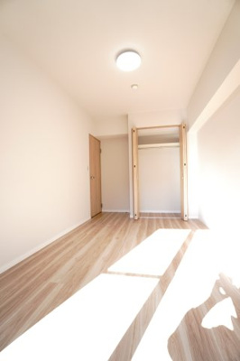 【洋室】 | 【上質リノベ】フローレンス海田月見町 | 【東側洋室約6.0帖】
どんな家具や敷物でも部屋に馴染みやすく、
コーディネートがし易そうですね。
配置も柔軟に対応できるので身の回りの整理もし易い！
自分好みの空間に出来そうですね！