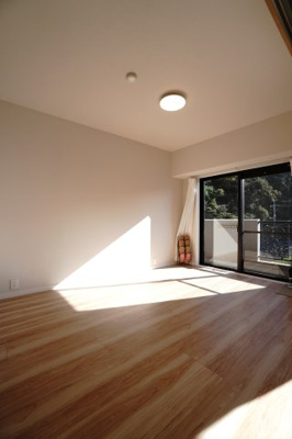 【洋室】 | 【上質リノベ】フローレンス海田月見町 | 【中側洋室約6.0帖】
在宅勤務・リモートワークの書斎や、
趣味やくつろぎのスペースとしても。
家族と一緒に楽しい時間を過ごす中にも、
一人でくつろげる時間と場所は特に良いですね。