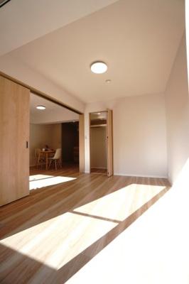 【洋室】 | 【上質リノベ】フローレンス海田月見町 | 【中側洋室約6.0帖】
将来、ライフスタイルや家族構成が変わった時等、
第2子供部屋としても活用できそうですね！
勿論、壁掛けエアコンも取付が出来ますので、
快適な居室環境で過ごせそうです！